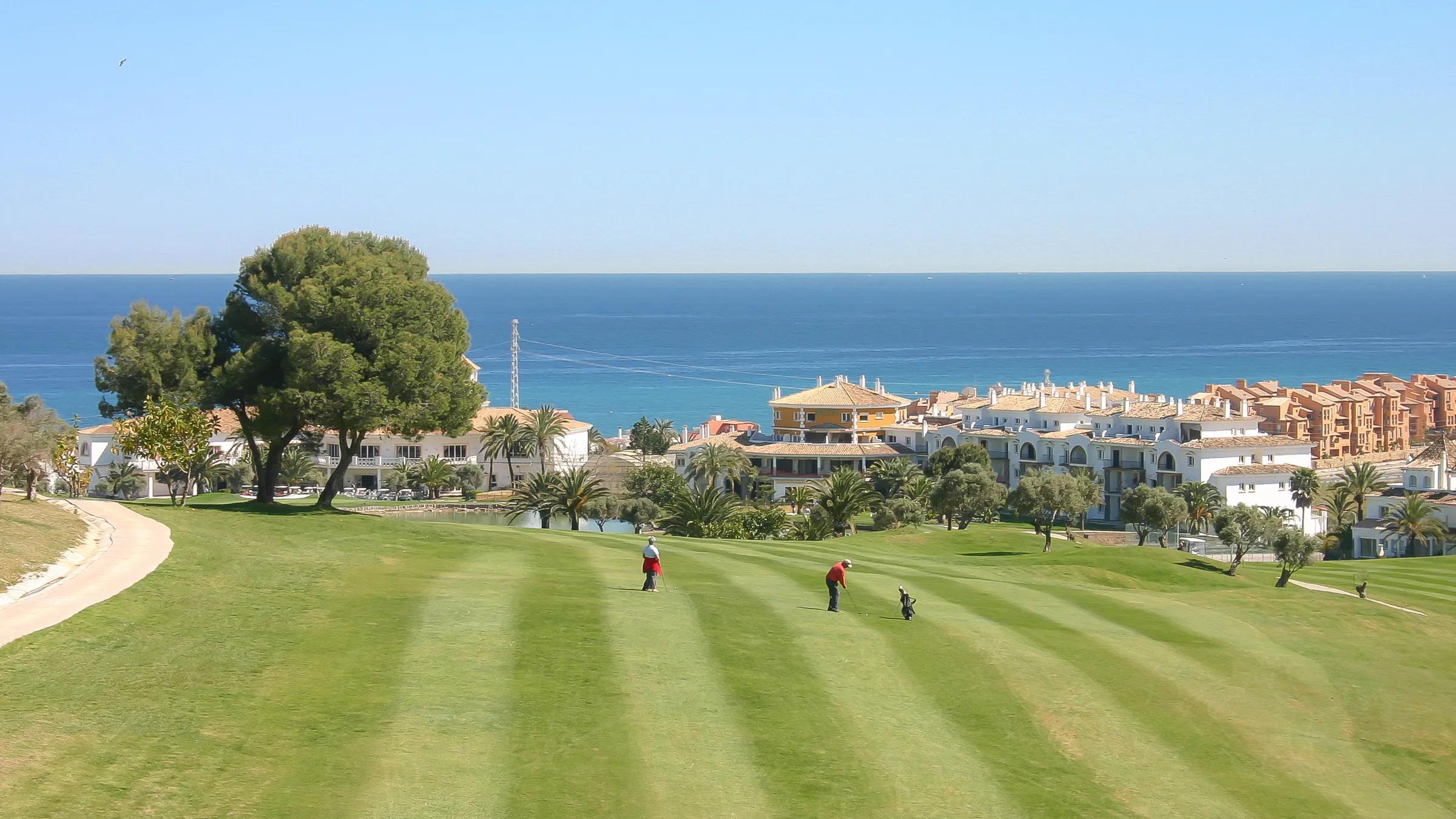 Pole golfowe w Manilvie z widokiem na morze
