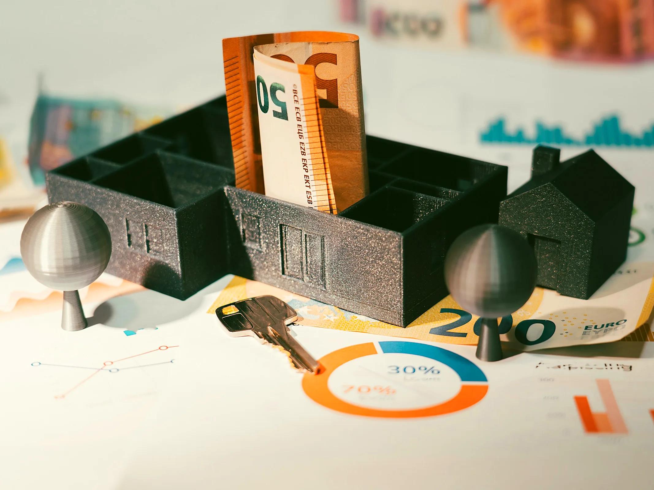 Model domu z banknotami euro i kluczem