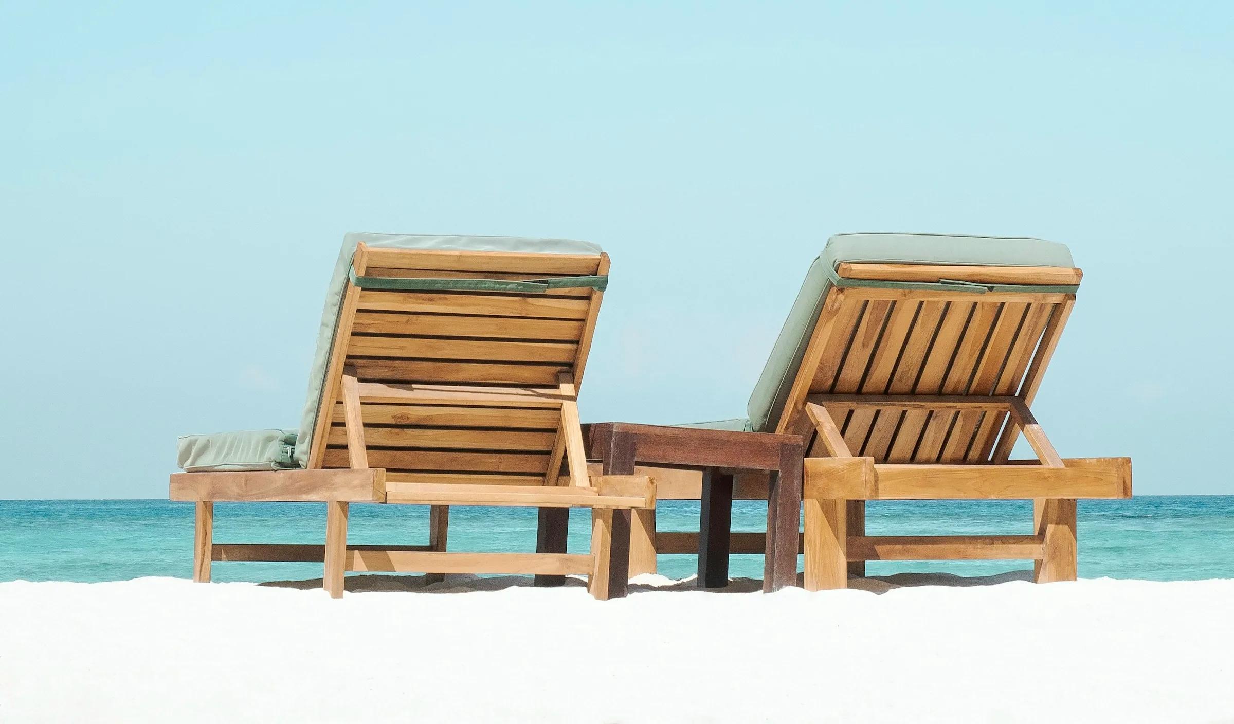 Dwa leżaki na plaży z widokiem na morze, Costa del Sol