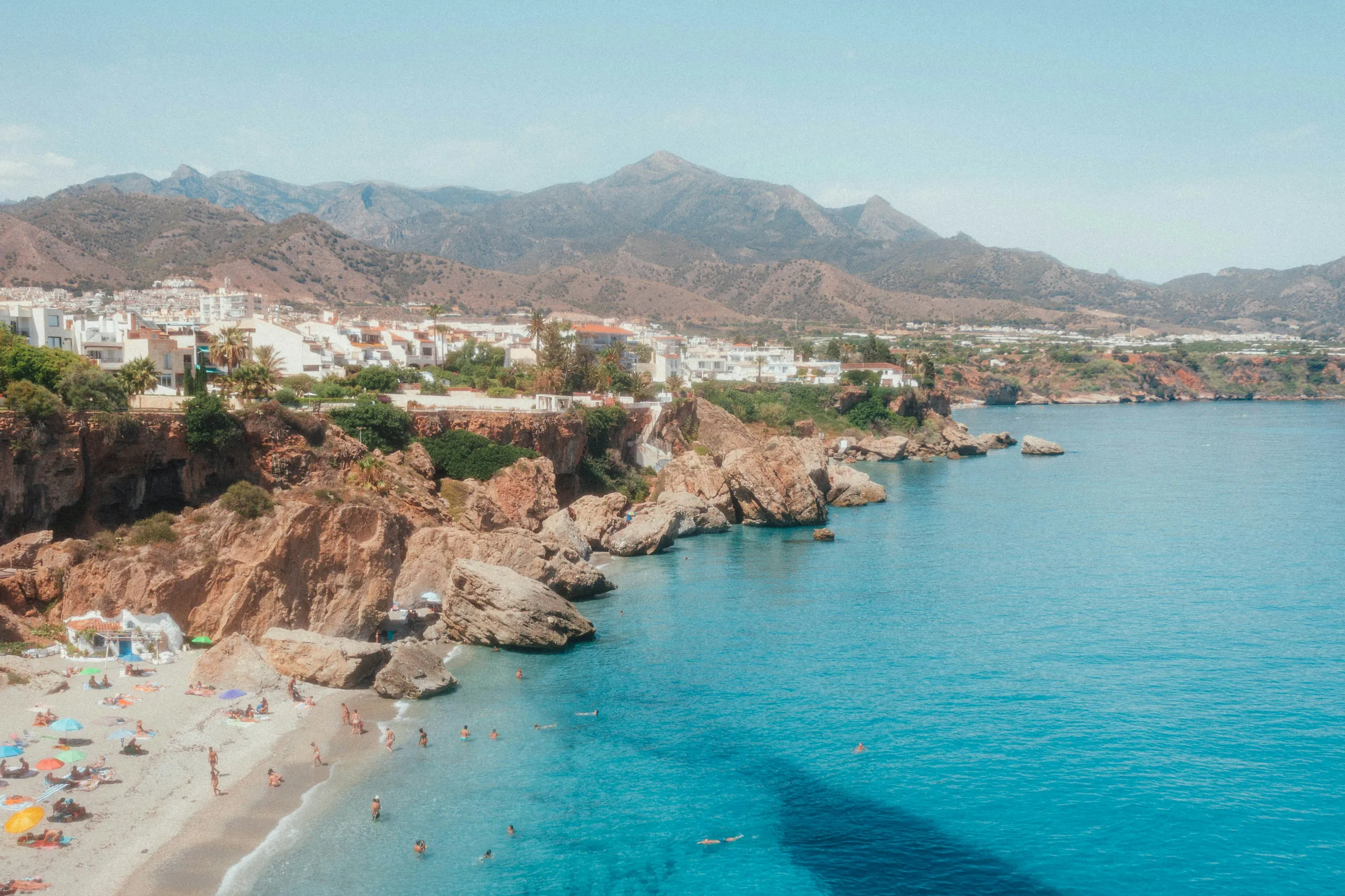Zatoczka z pływakami pod białym miasteczkiem Nerja koło Torrox – Torrox
