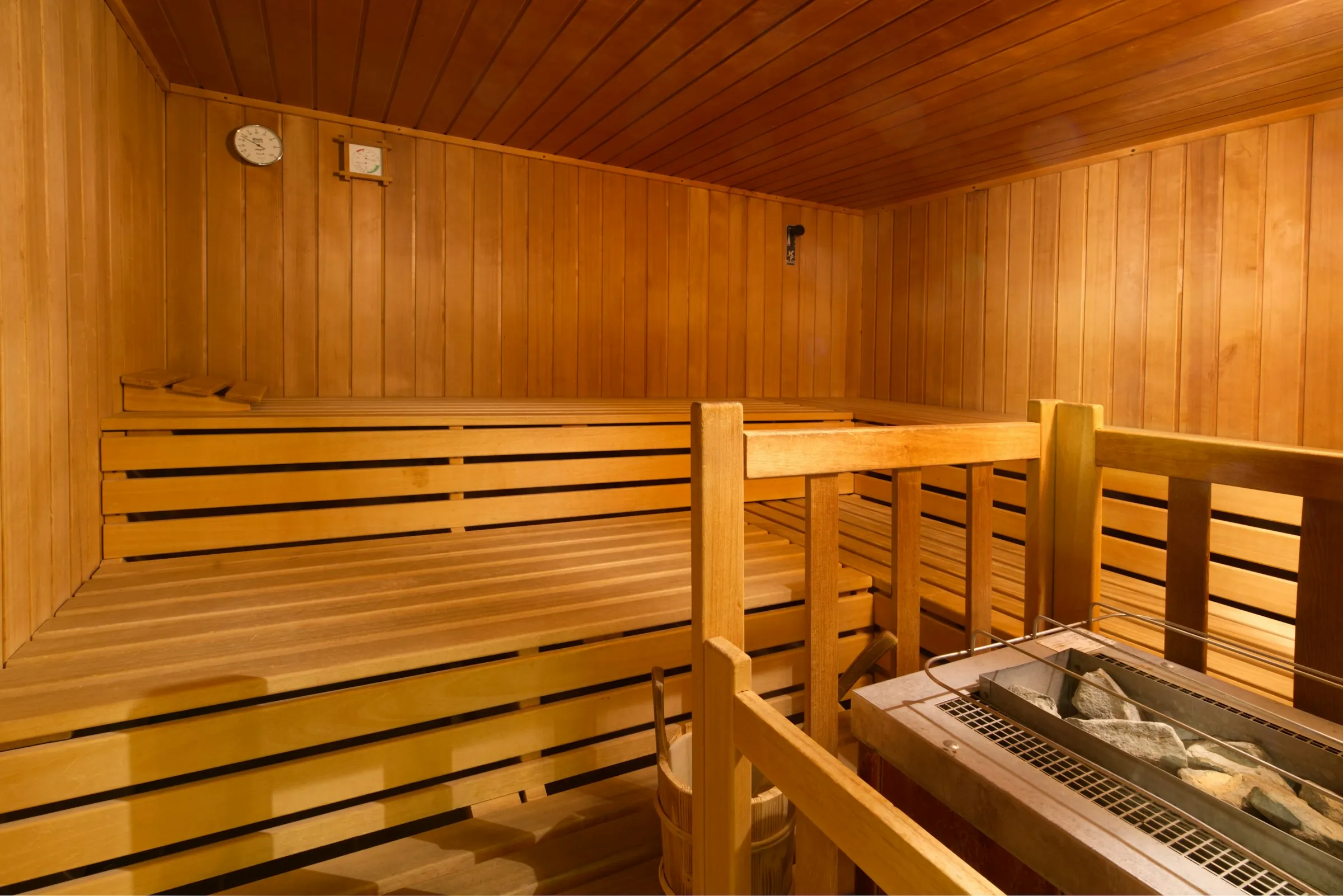 Drewniana sauna z ławkami i piecem – Casares